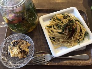 【野草料理】春の新芽のペペロンチーノと新芽たっぷりのハーブティ