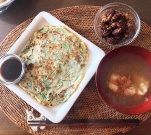 【野草料理】ノビルと納豆のチヂミと落ち葉であったまる甘酒スープ